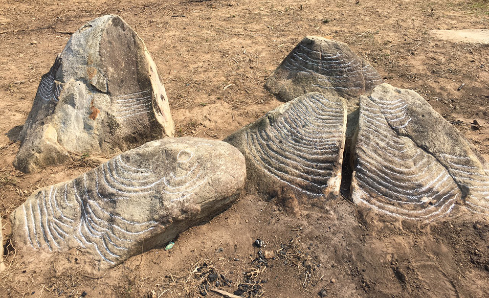 Những khối đá khắc cổ mới được phát hiện tại thôn Háng Chua Xay, xã Chế Cu Nha (huyện Mù Cang Chải).